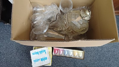 Lot 183 - Box of glassware