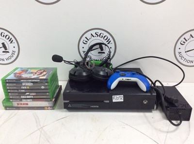 Lot 8 - Xbox one bundle with 10 games