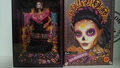 Lot 114 - Barbie dia de muertos collectable in display box