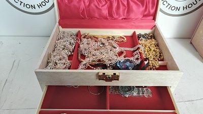 Lot 160 - Box of costume jewellery