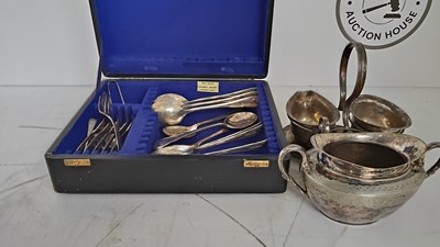 Lot 320 - Box of epns serving ware