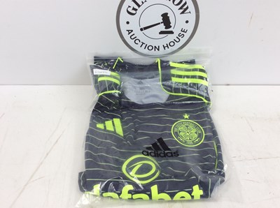 Lot 93 - Football top bearing Celtic logo size xl
