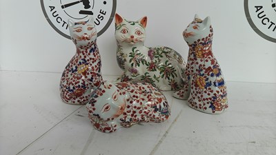 Lot 111 - Bundle of ceramic cats in amari style
