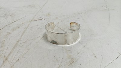 Lot 171 - Silver stamped bangle