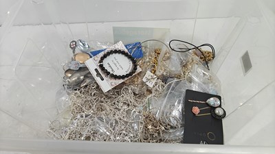 Lot 145 - Box of costume jewellery