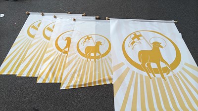 Lot 133 - 5 church banners in gold and white 4 medium 1 large