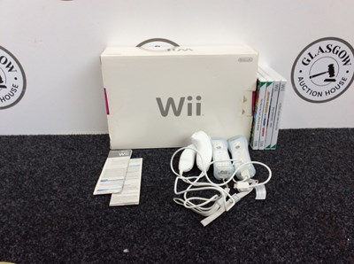 Lot 19 - Wii bundle with games and controllers