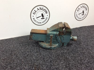 Lot 152 - Blue record vice