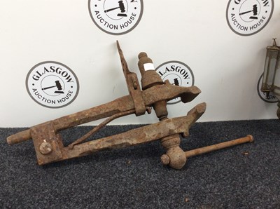 Lot 258 - Vintage blacksmiths post leg vise