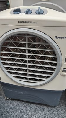Lot 111 - Honeywell air cooler with wate4 assist function