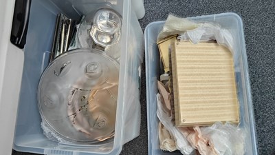 Lot 218 - 2 boxes mixed glass or ceramics