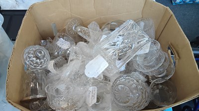 Lot 200 - 2 boxes mixed glass or ceramics