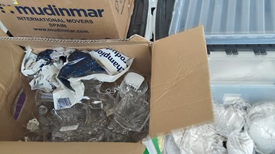 Lot 208 - 2 boxes mixed glass or ceramics