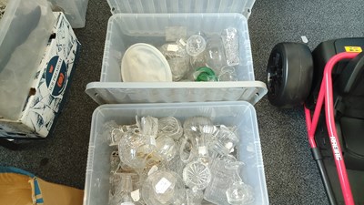 Lot 204 - 2 boxes mixed glass or ceramics