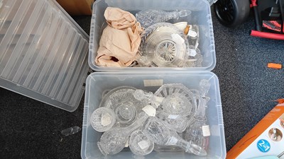 Lot 216 - 2 boxes mixed glass or ceramics