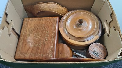 Lot 185 - Box of wooden ware