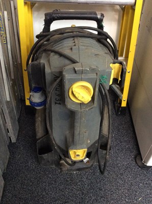 Lot 29 - Karcher professional pressure washer with 110v connection no lance used