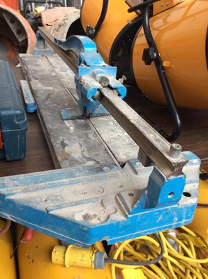 Lot 95 - Large blue tile cutter