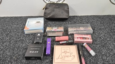 Lot 58 - Bundle of cosmetics and accessories