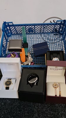 Lot 111 - Bundle of watches some in boxes
