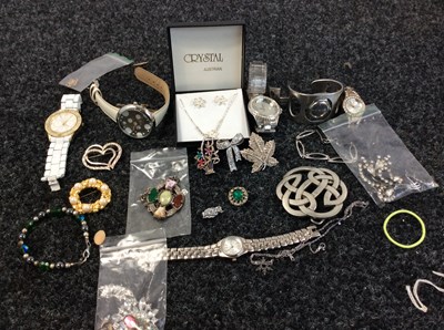 Lot 191 - Lot of costume jewellery