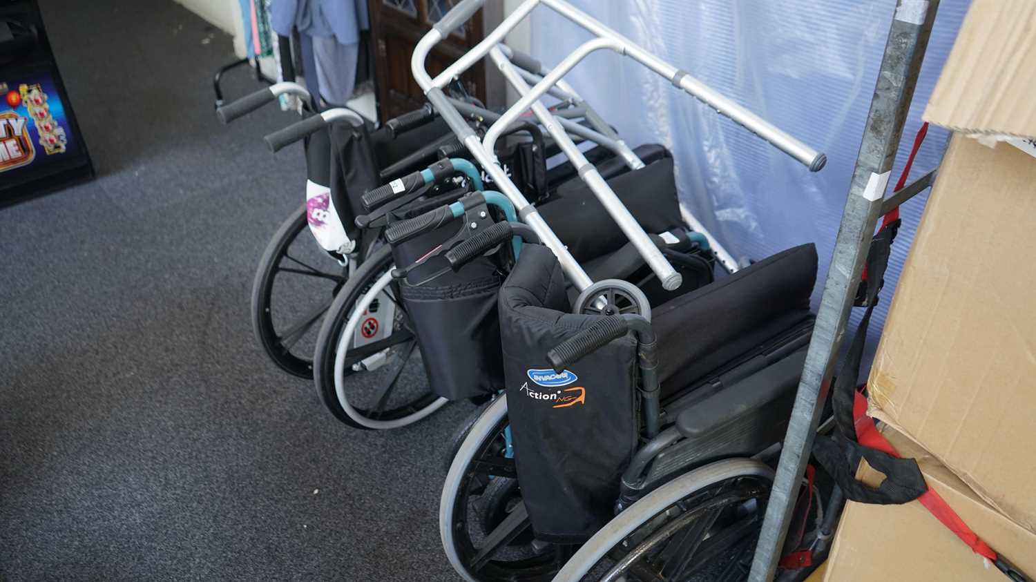 Lot 321 - 4 wheelchairs + zimmer