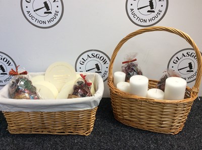 Lot 335 - 2 Wicker Baskets Containing Mistletoe & Fir Scented Candled With Cinnamon Pot Pourri - New