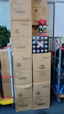 Lot 187 - Large qty of new baubles in boxes 3 styles