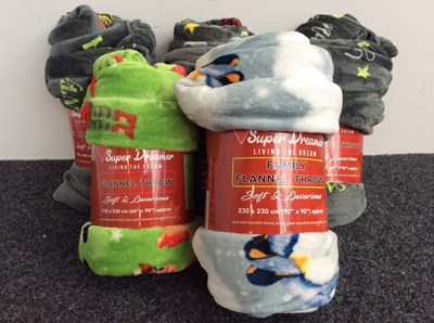 Lot 197 - 4 Super Dreamer Flannel Throw, Christmas Themed Soft & Luxurious 170 x 230 cm & 1 230 x 230 cm - New