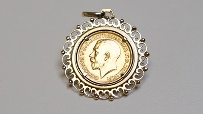 Lot 12 - 1913 Full Sovereign coin in mount 13 gram