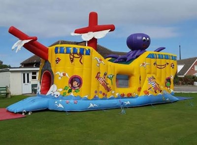 Lot 126 - Large inflatable assault course with 1 blower - photo is of same item in use