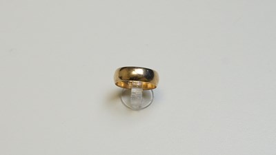 Lot 30 - 9ct Gold ring band, 5.11 gram size R
