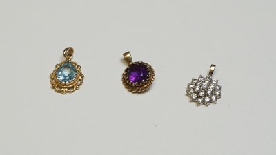 Lot 37 - 3x 9ct gold pendants