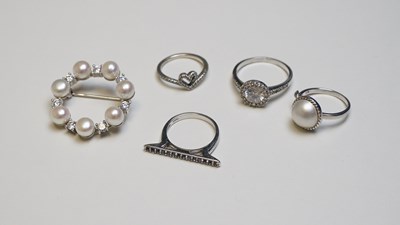 Lot 50 - 4 silver rings and brooch all 925 silver