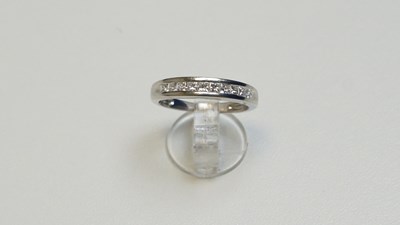 Lot 27 - platinum and diamond ring, size M