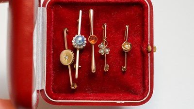 Lot 59 - 5 x 9ct gold brooches 9.3 gram