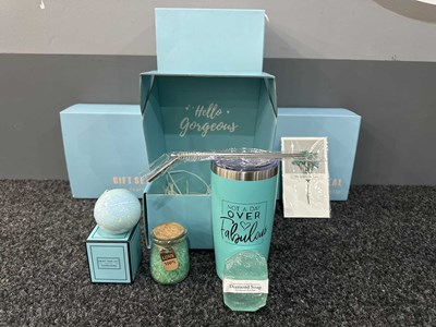Lot 164 - 5 Gift Set Boxes, Including Bath Bomb, Candle, Takeaway Cup & More - New