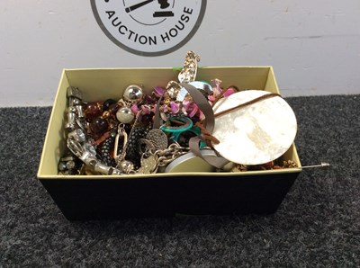 Lot 137 - Box of custome jewellery...