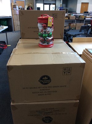 Lot 252 - 10 boxes of new Xmas baubles