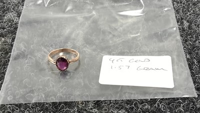 Lot 139 - 9ct gold small ring 1.57g tested not stamped