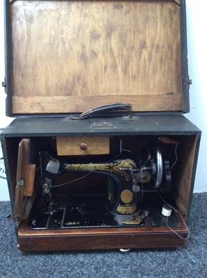 Lot 14 - Vintage singer sewing machine in case