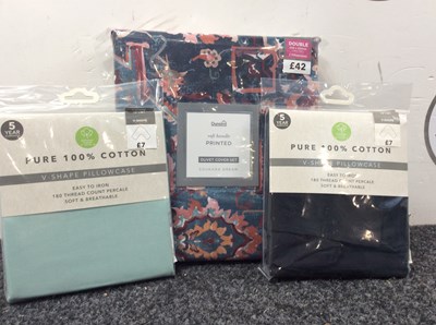 Lot 272 - Double soft handle printed duvet cover set plus 2 v shape pillow cases.
