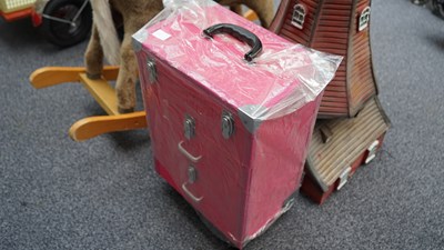 Lot 123 - Large makeup box