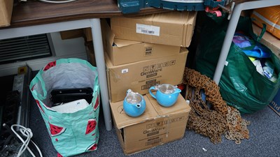 Lot 206 - Lrg Qty of Blue Tea Pots
