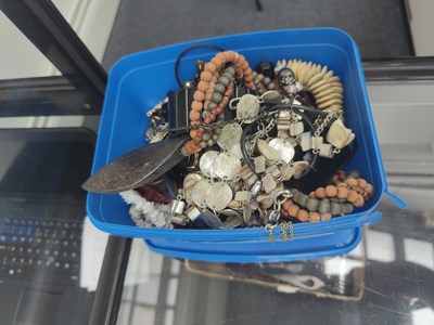 Lot 138 - Box of costume jewellery