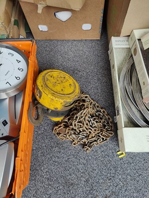 Lot 297 - 1/2 Ton hoist/winch & chain