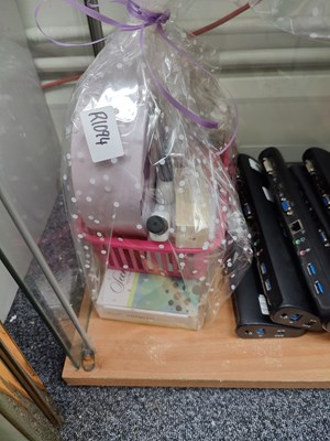 Lot 124 - MakeUp Hamper