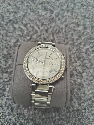 Lot 184 - Lady's watch Michael kors logos