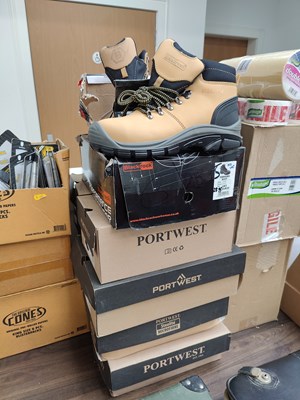 Lot 26 - Large qty mixed work footwear