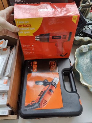 Lot 302 - Black and decker drill and heat gun
